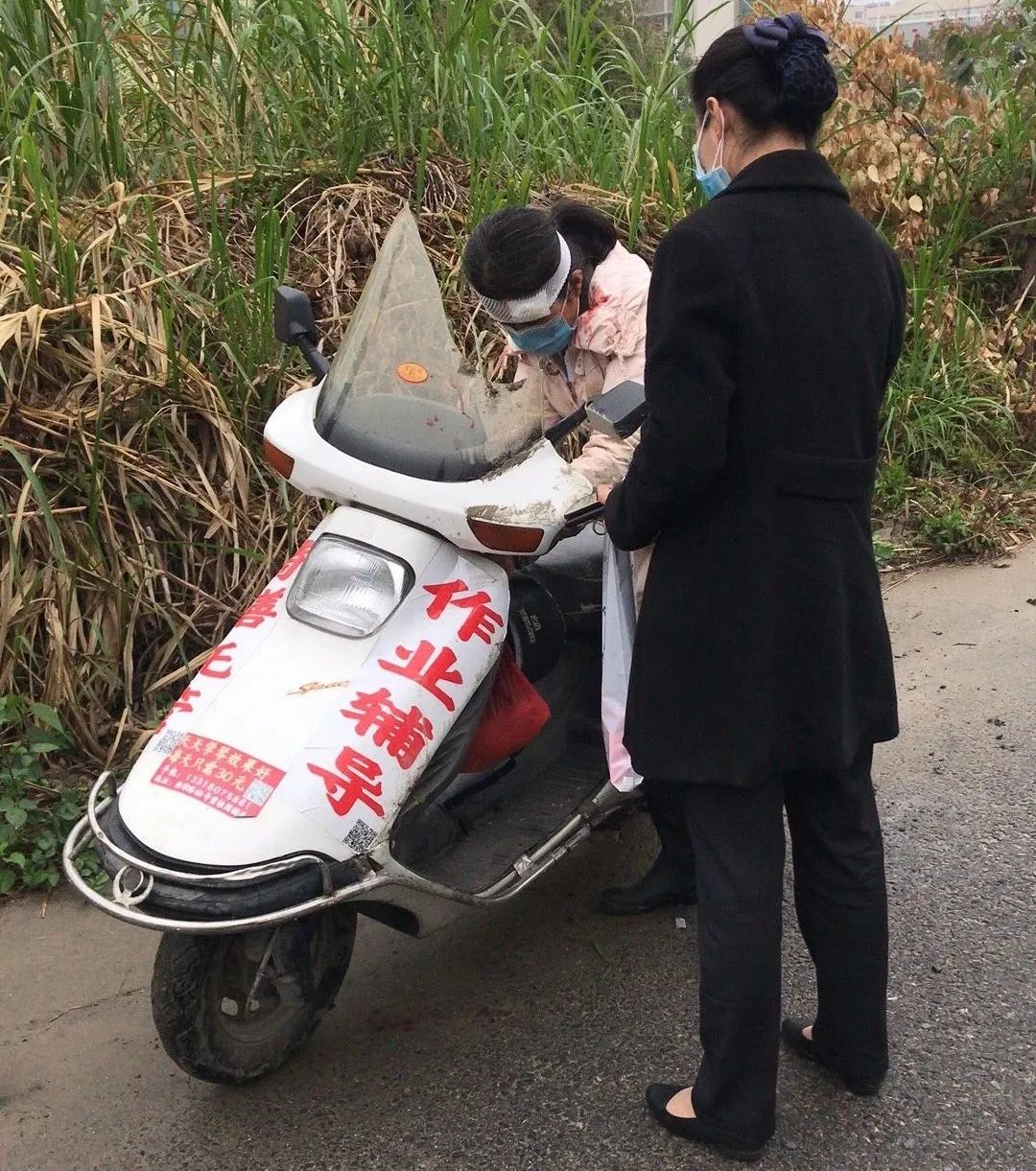 69岁老人救溺水孩子呛水,婴儿呛水老人晕倒