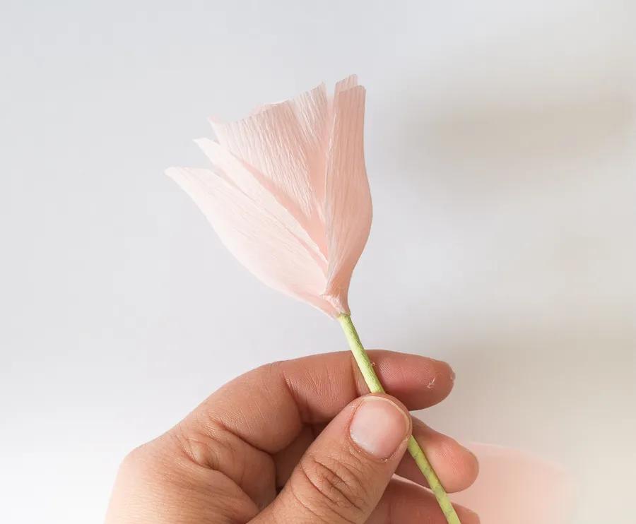 用手工纸做出来的花型装饰,软皱纹纸手工花