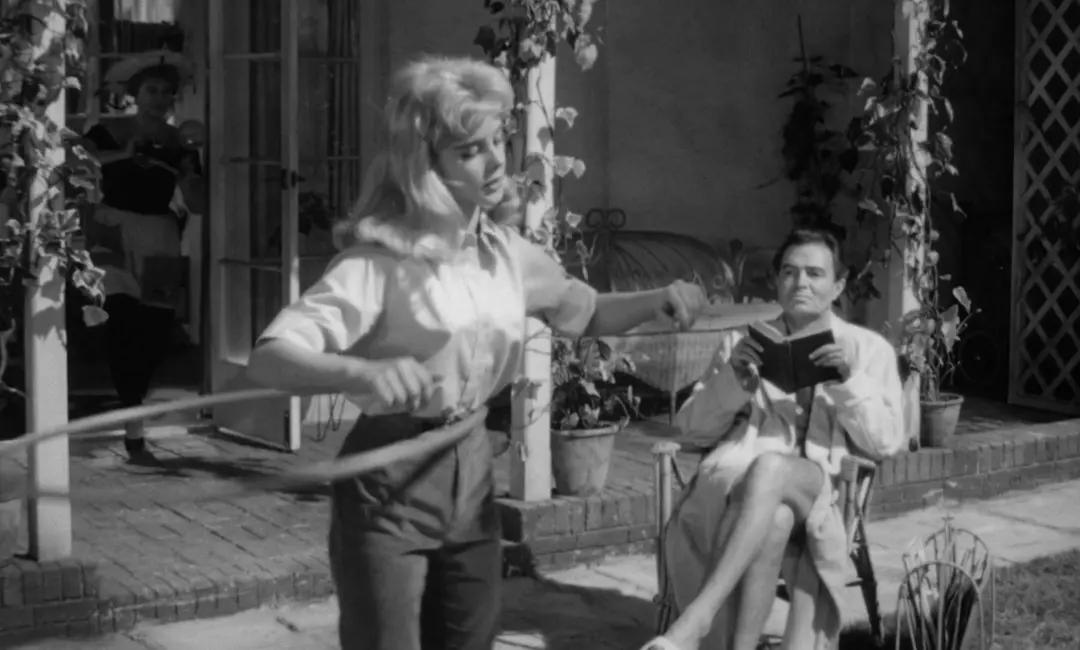 洛丽塔纯白色的女孩儿,洛丽塔2岁女孩