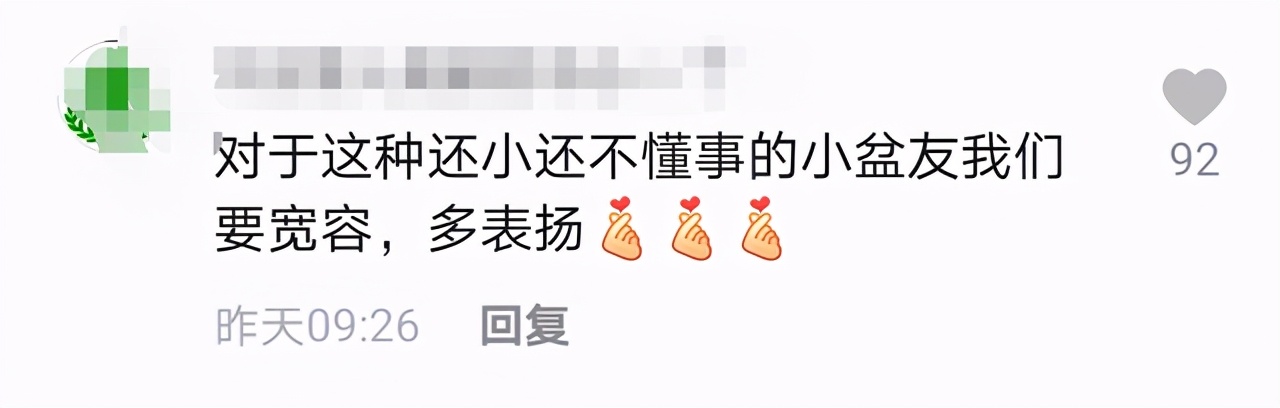 熊孩子玩灭火器狂喷邻居咸菜,有几位熊孩子把灭火器到处乱喷