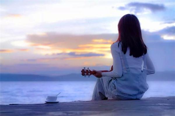 别人瞧不起你的时候会伤心,别人瞧不起你会有哪些表现