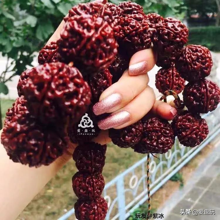 玩了五六百条手串,每天麒麟臂上班,这女子玩串牛气