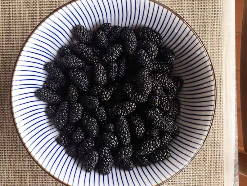 桑葚泡水时漂浮的杂质是什么,吃桑葚用水洗吗