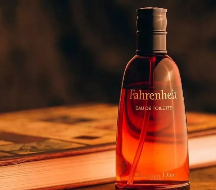 为啥女人喷香水,女人为什么爱喷刺鼻的香水