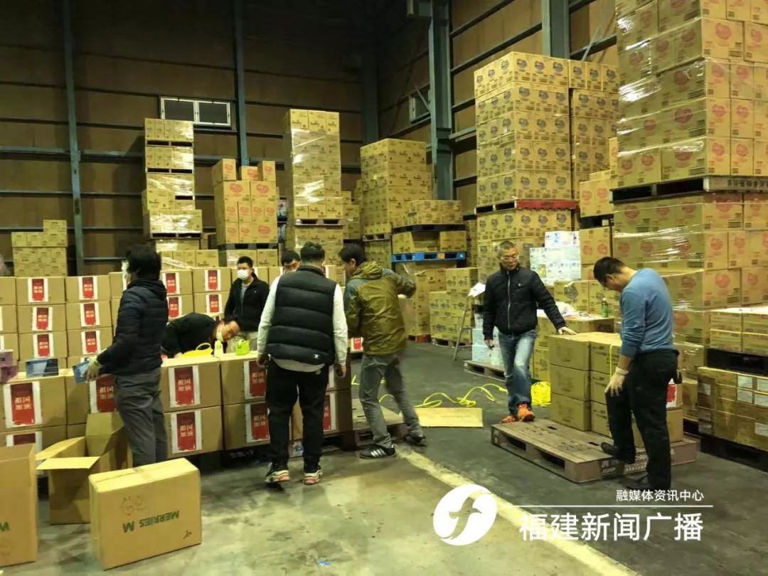 十万口罩从海外飞到黄冈,26万的口罩运往国外