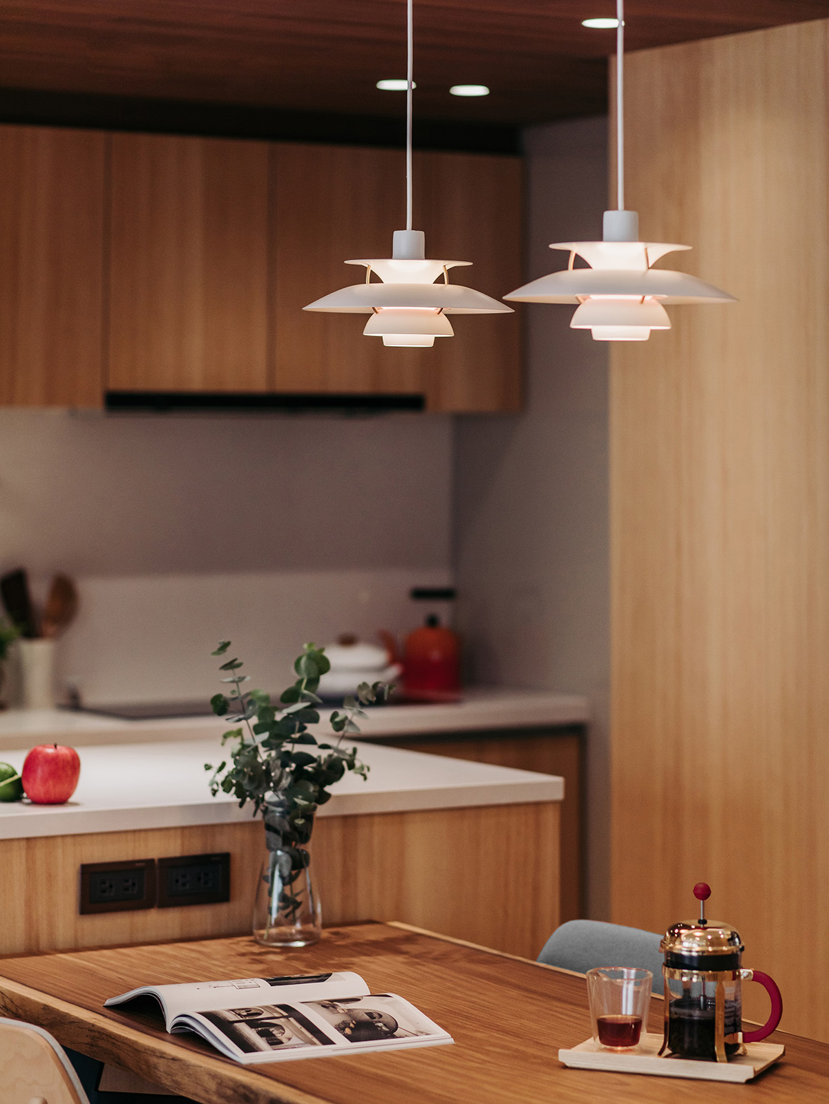 在日式原木家里，冲煮一杯咖啡，和猫一起度过漫漫时光