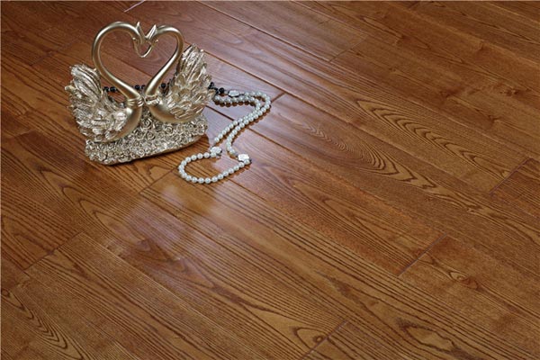 水曲柳木板材的优缺点,水曲柳地板好还是松木地板好