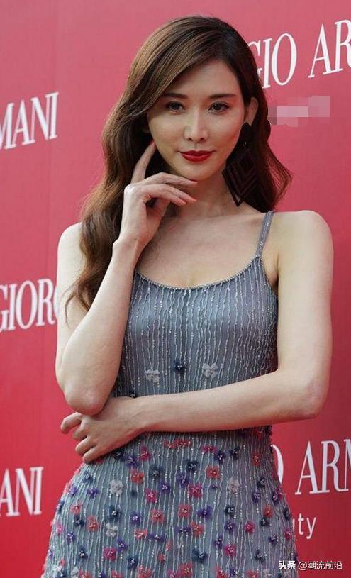 林志玲金色吊带裙出席,林志玲抹胸长裙压轴亮相