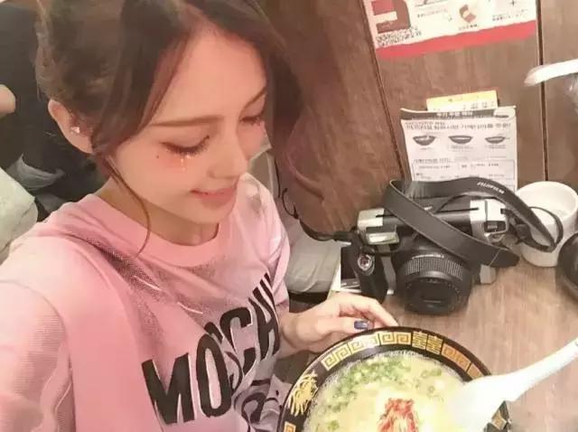 化妆教程自然妆眼影,日常妆亮片怎么贴脸上好看图