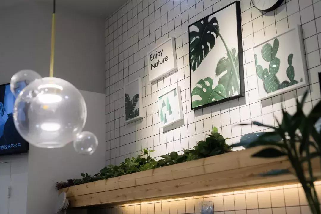 我应该给这些被骗来做美甲的男生道个歉