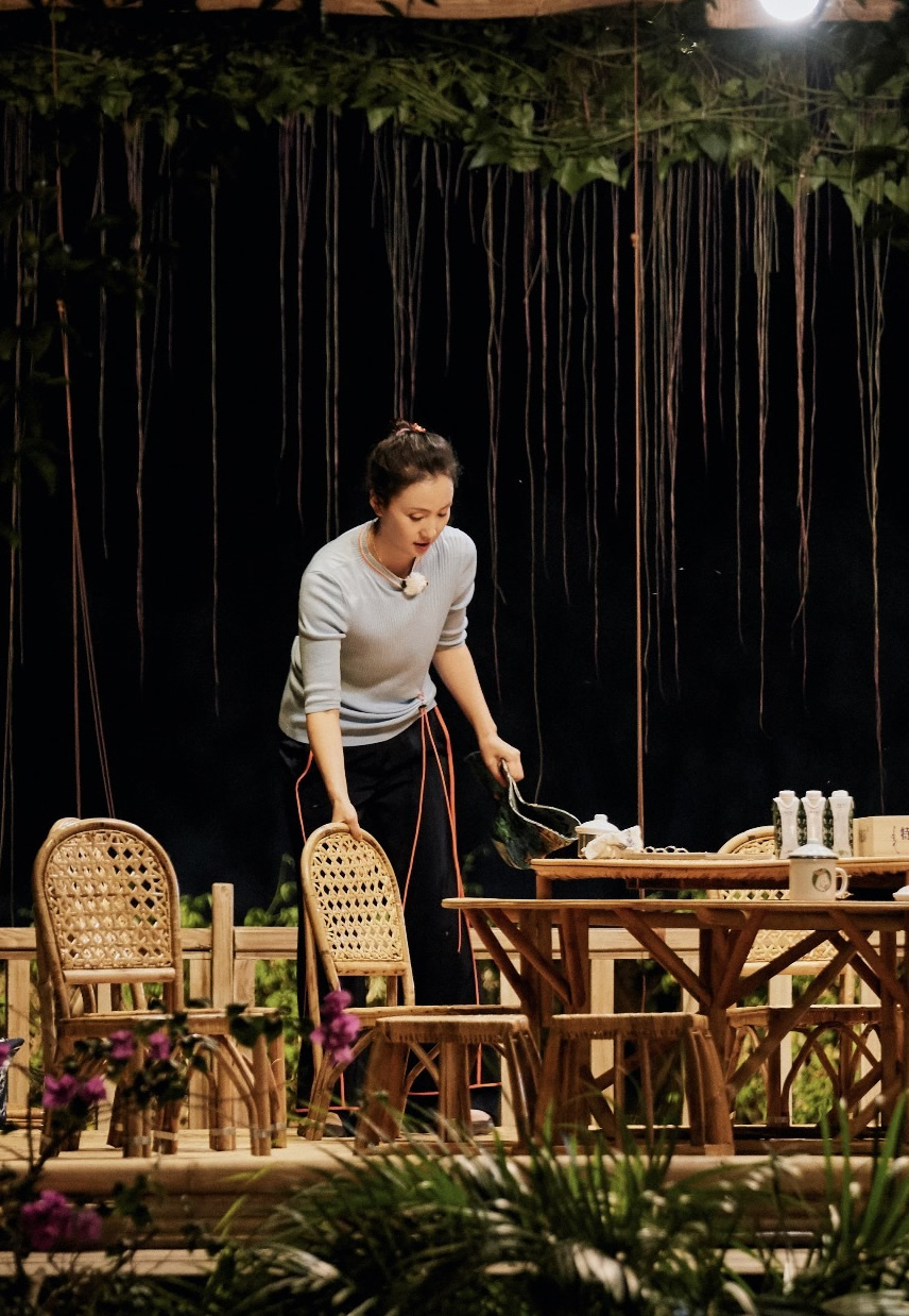 陶虹录节目，红色宽松上衣配驼色阔腿裤，时而像贵妇，时而像农妇