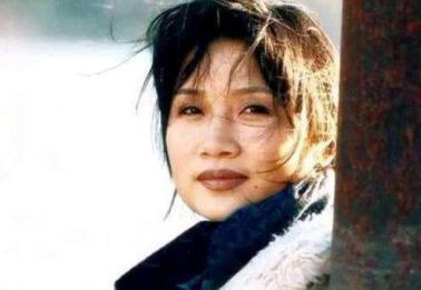 她曾是华语歌坛的顶峰,在事业巅峰期出家为尼,如今过得怎样?