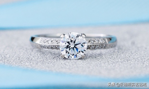 订婚买订婚戒指吗,订婚戒指是黄金好还是钻戒好