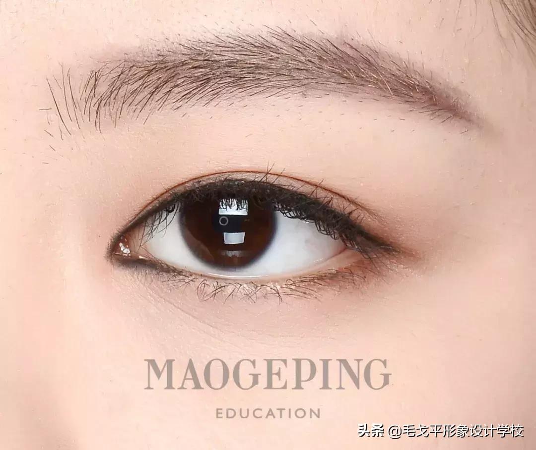 眼线一笔成型教学,眼线一画就成梯形