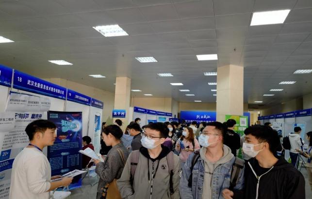 仅一天，全国119家企业齐聚武汉“抢人”，年薪超10万