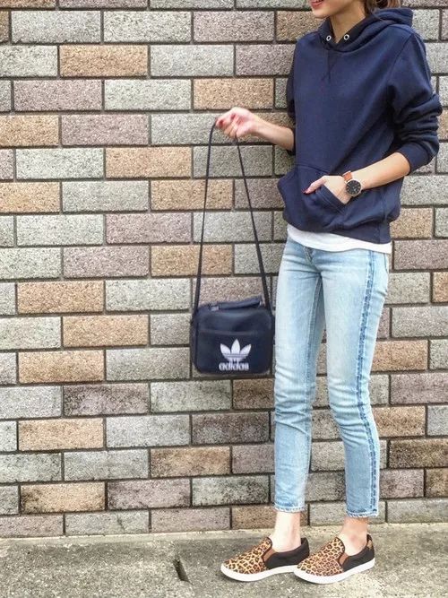 GU的衣服,藏青色u型显瘦上衣