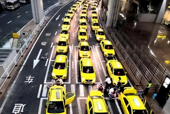 重庆好多出租车司机已经不是“活地图”了?都开始看导航开了