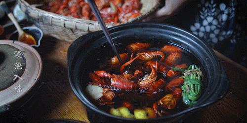 用废弃木床做书架,多功能流觞曲水桌