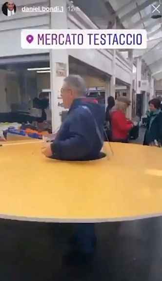 疫情肆虐，穷人无处可逃，富人们订私人飞机，请私人医生检测