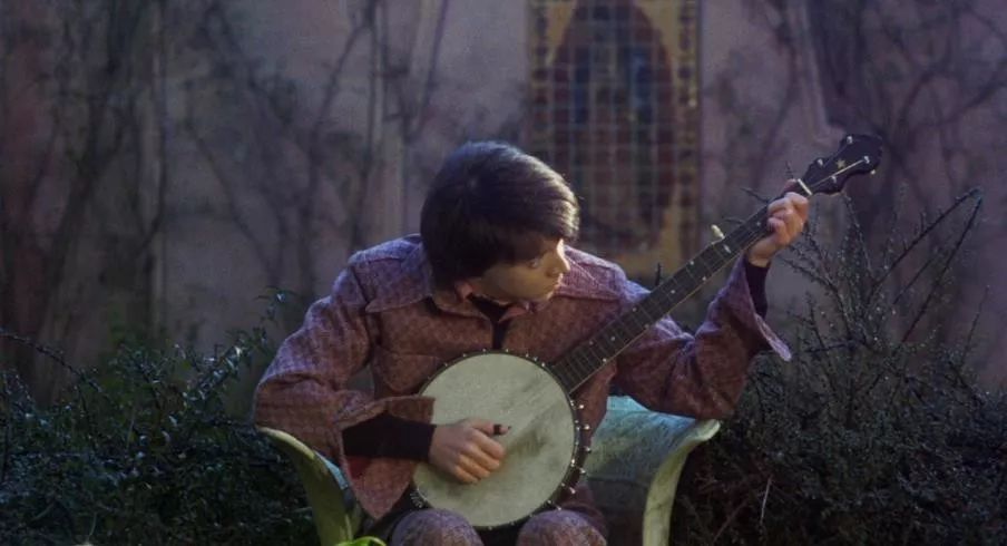 一个20岁小伙子的故事,一个20出头的男孩爱上一个女孩