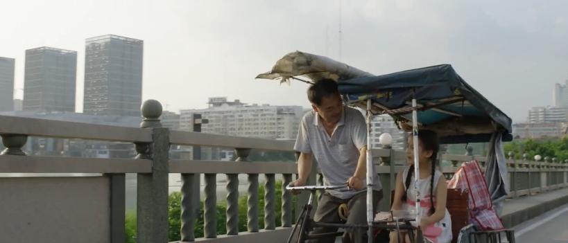 五十岁穷苦老汉24年前收养女弃婴,穷困老汉蹬三轮养了十二年的弃婴