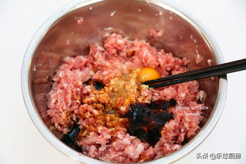 年夜饭肉丸怎么炖好吃又简单,年夜饭必备的家常菜萝卜肉丸子