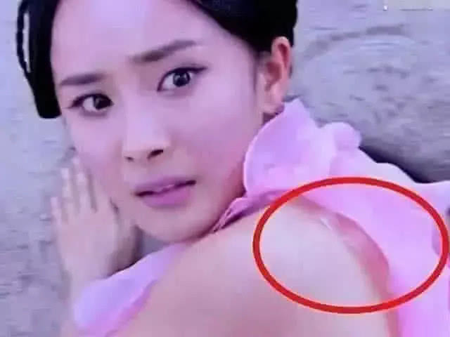 雍正被康熙秘密召见穿帮镜头,雍正穿帮镜头运动鞋