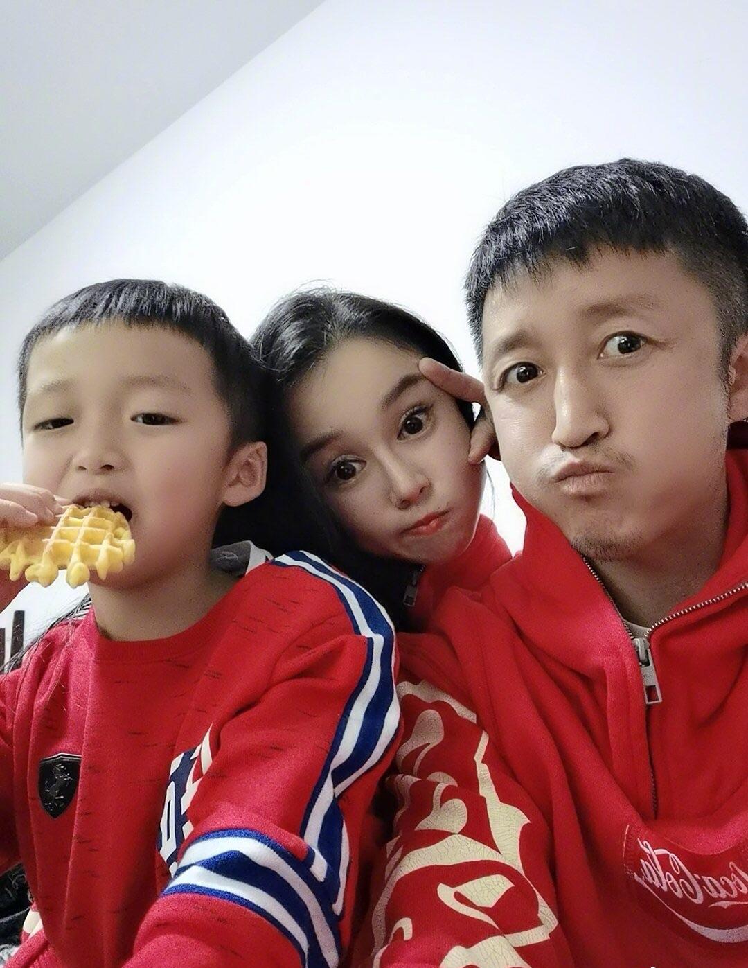 冉莹颖与两个儿子合照,冉莹颖晒与老公拥抱照