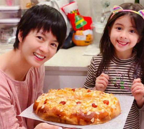 她35岁嫁外籍男友，今混血女儿罕见爆照，超高颜值过分漂亮