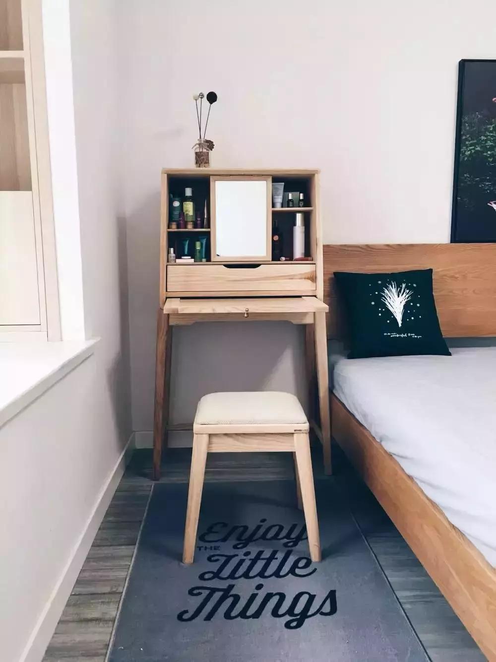 卧室放不下两个床头柜放什么好看,卧室太小床头柜效果图