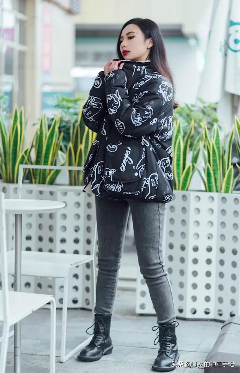 男生黑色棉服搭配什么色的裤子,男士黑色棒球棉服怎么搭配