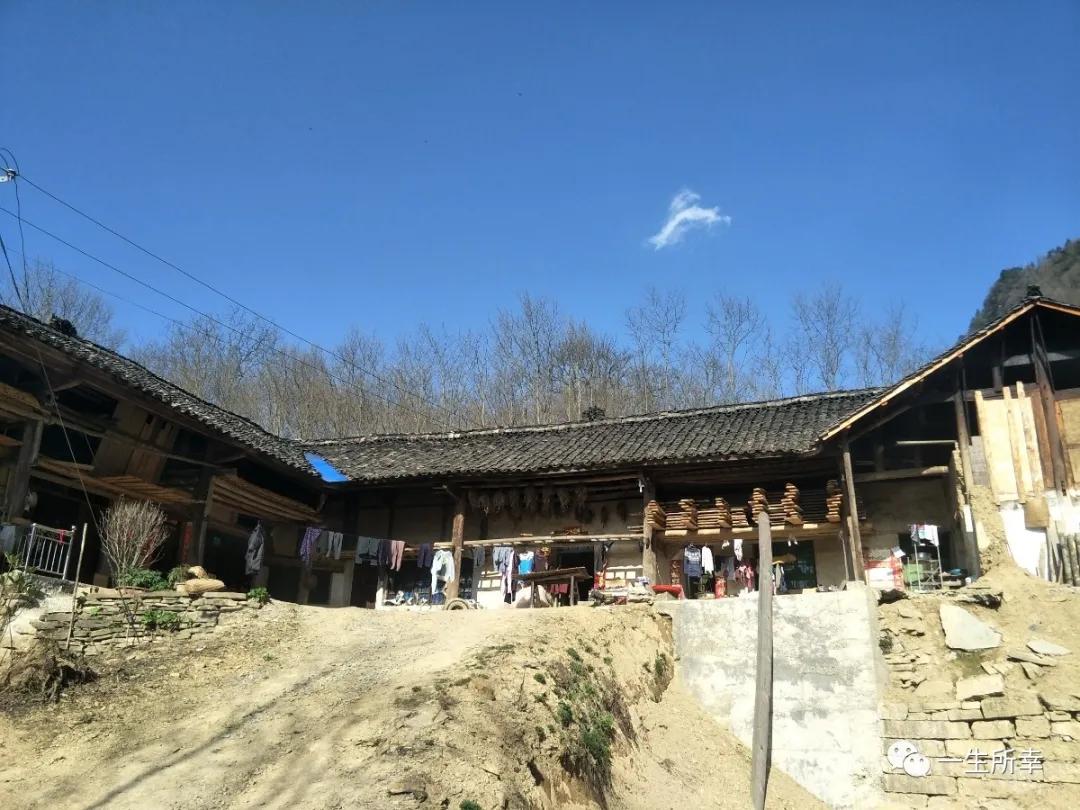 一川碧水,一川碧水一重山