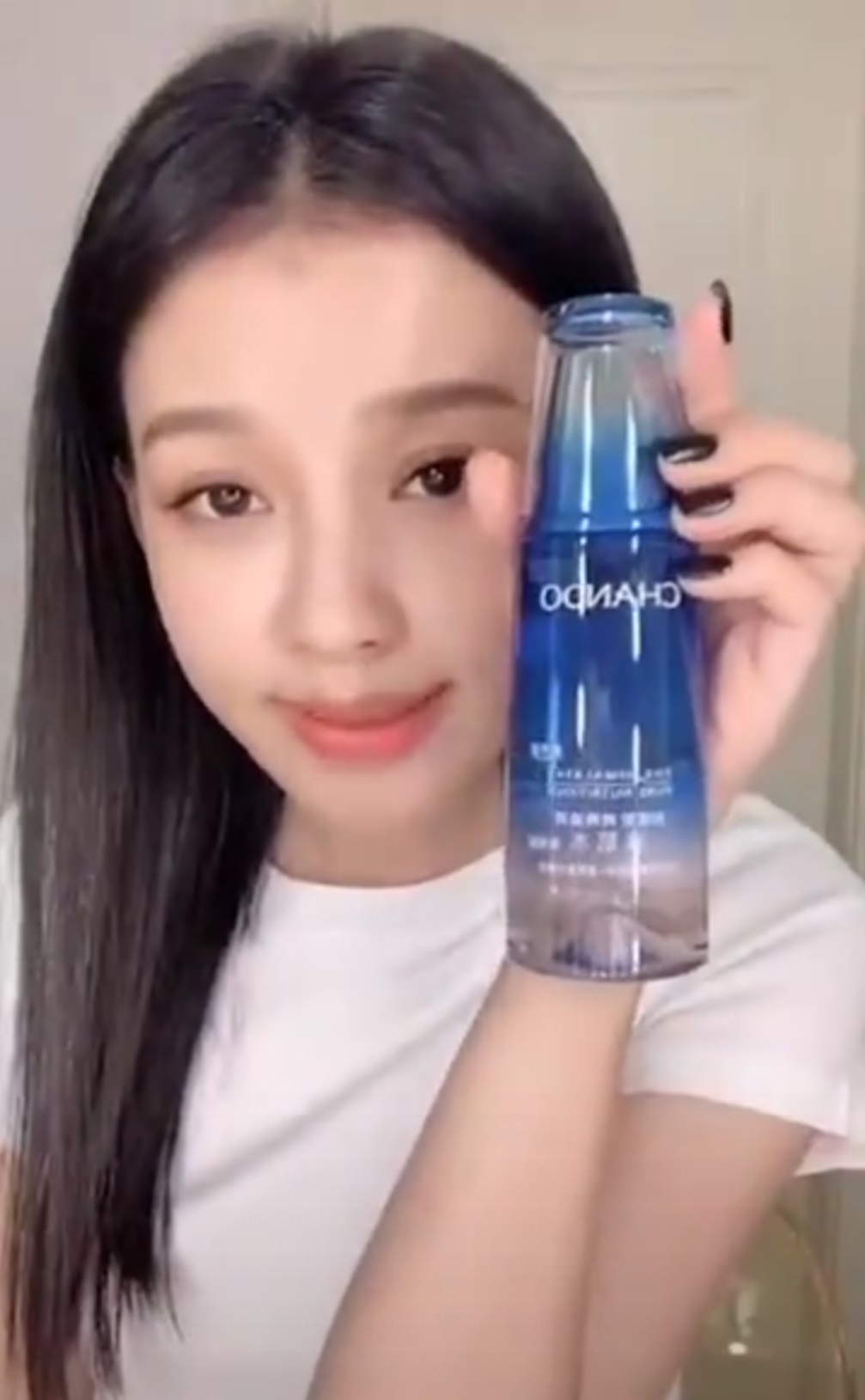 欧阳娜娜大方晒化妆品,欧阳娜娜国产爽肤水