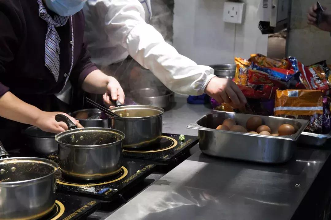 叫醒你的不是闹钟是给孩子做饭,清晨叫醒你的不是闹钟