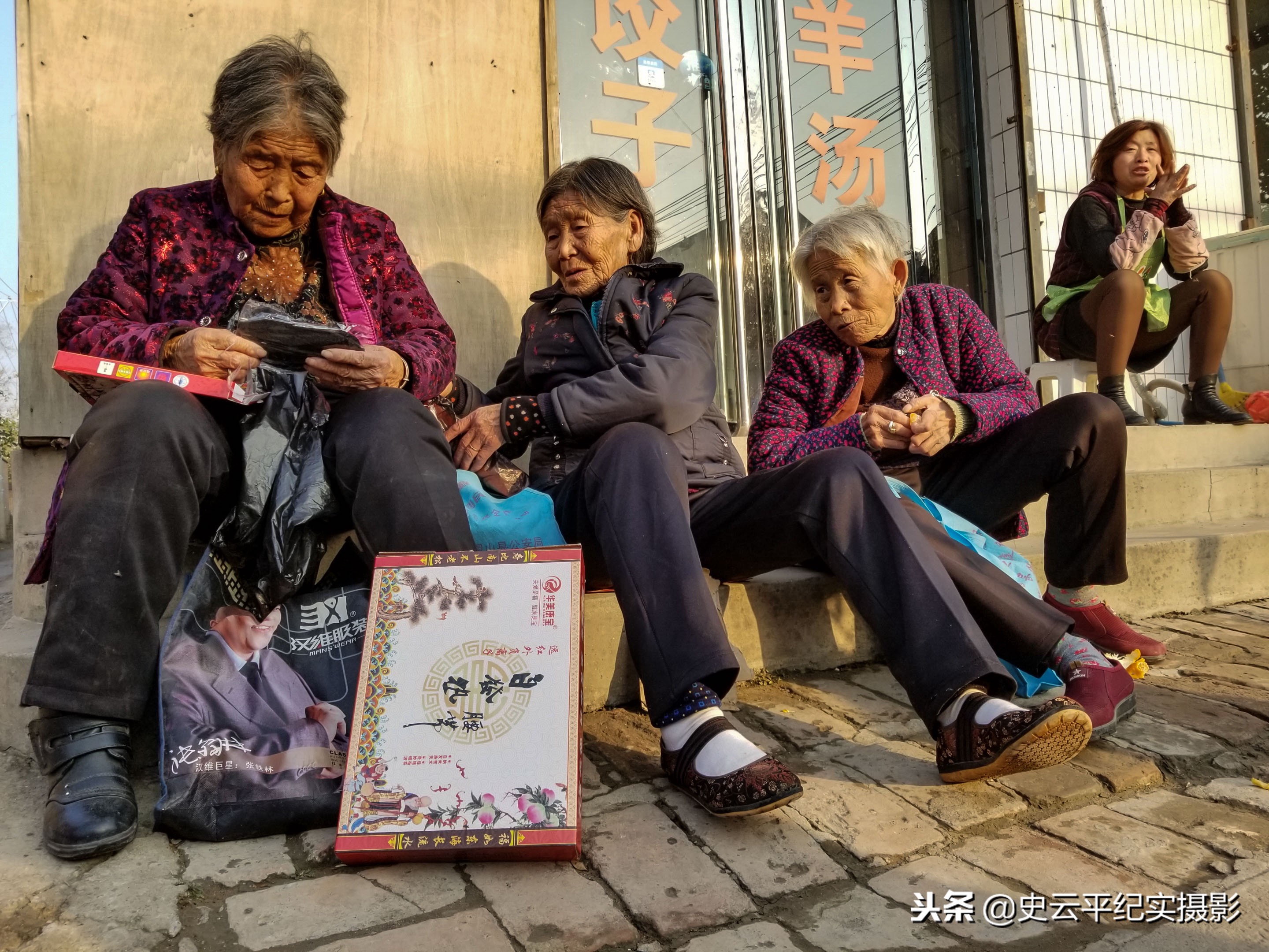 走过路过不容错过，农村庙会上买一送一，神奇的腰带能治啥病