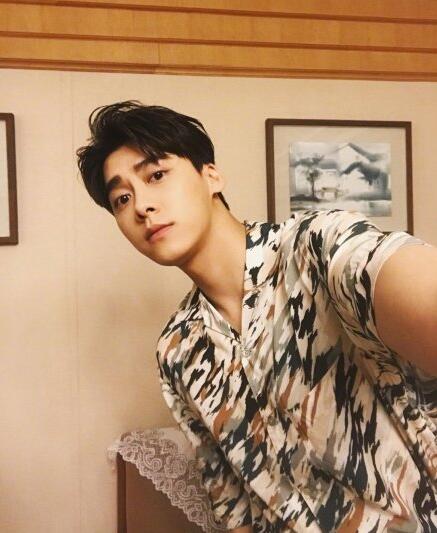 李易峰爸爸年轻照,李易峰爸爸是哪年的