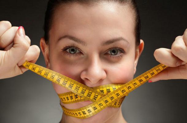 郑爽减肥减到骨瘦嶙峋，节食减肥真的这么有用吗？