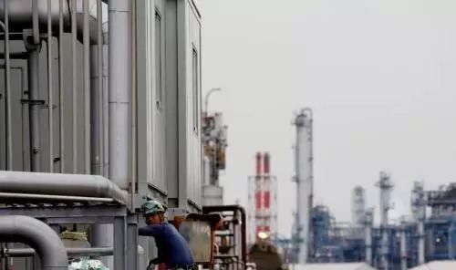 到外国“打黑工”,每天过着提心吊胆的日子,真划算吗?