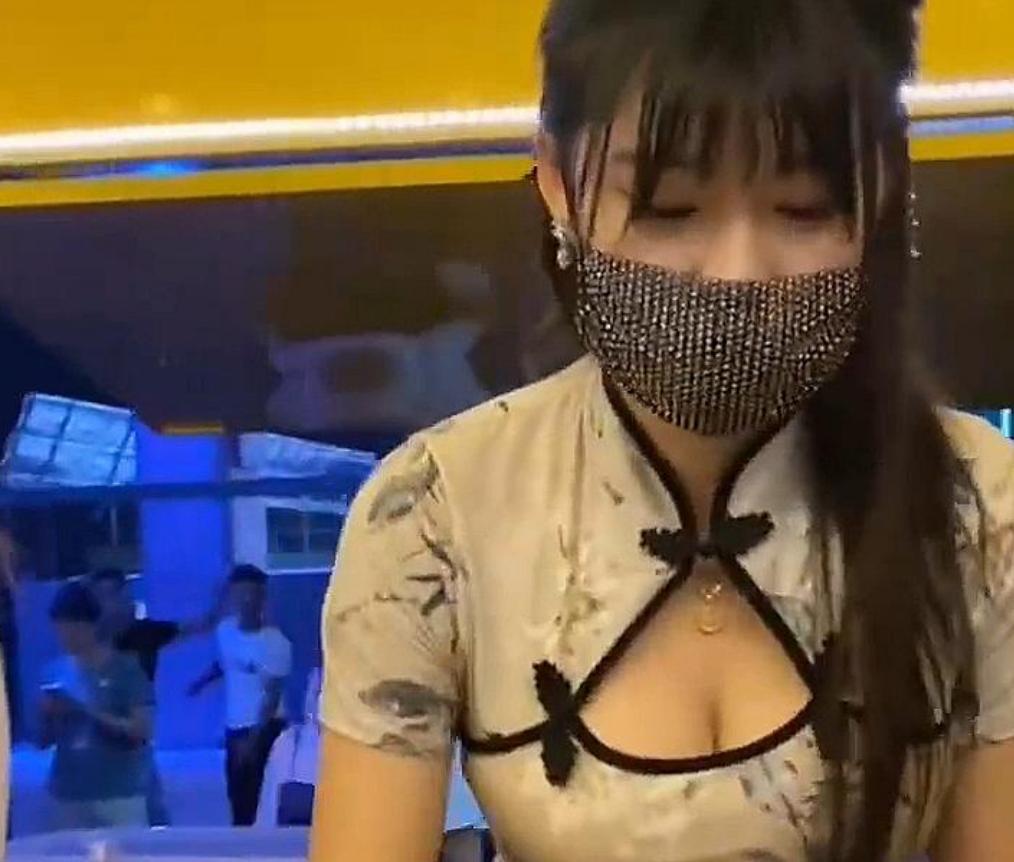 桂林穿着比凉粉还清凉的凉粉西施彻底火了,每天晚上整条街挤满人