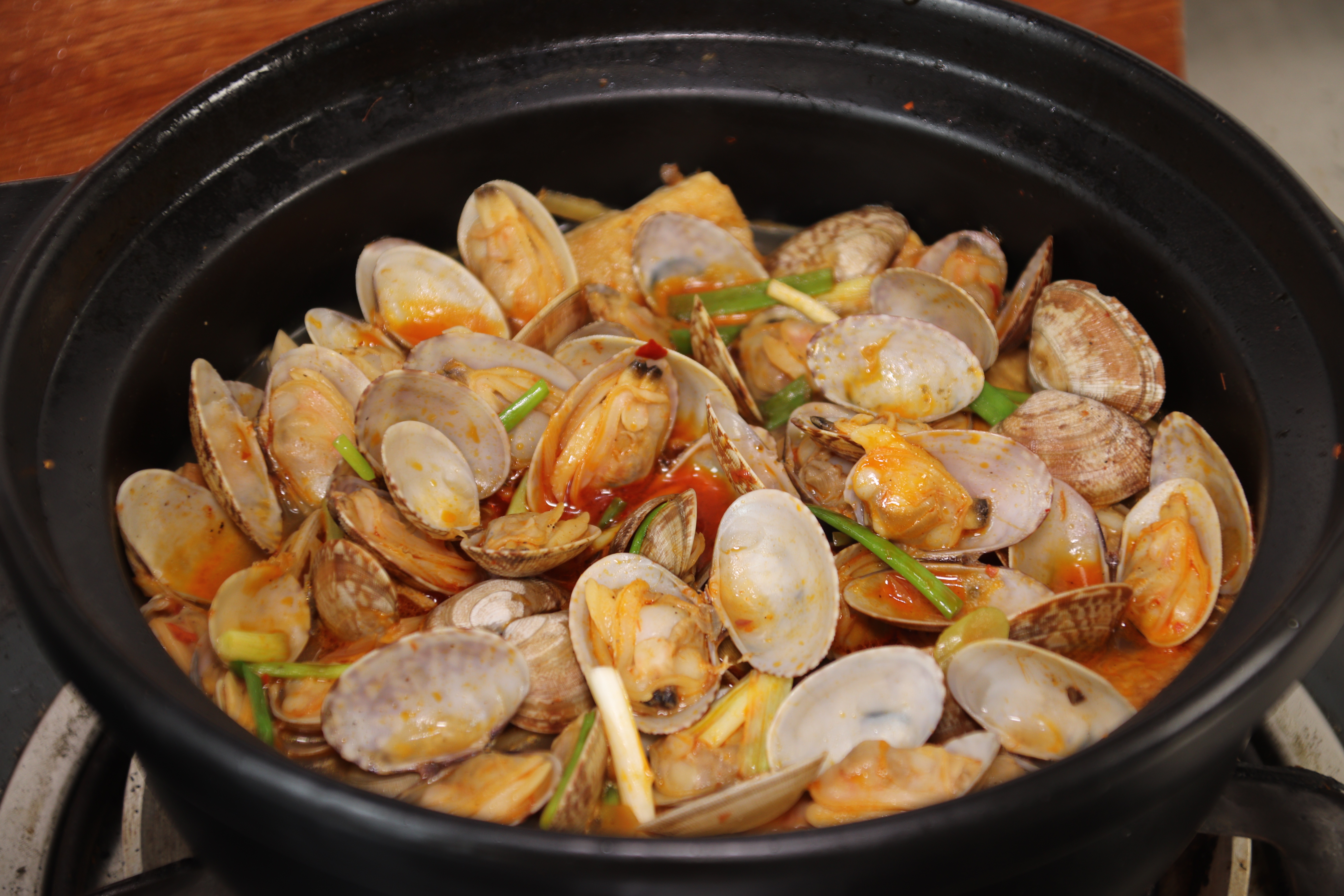 花蛤怎么洗才能把沙子全吐出来,快速让花蛤洗干净的方法