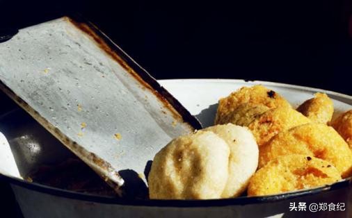 开封老夫妻卖枣糕，4块钱一个，每天只卖5个小时，排队都抢不到