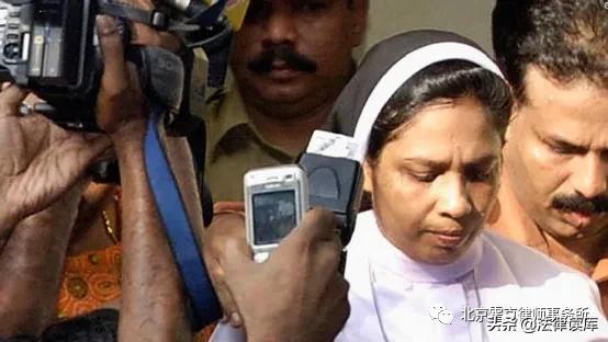 她因发现牧师和修女的*行为性**而被谋杀，三十年后冤案昭雪