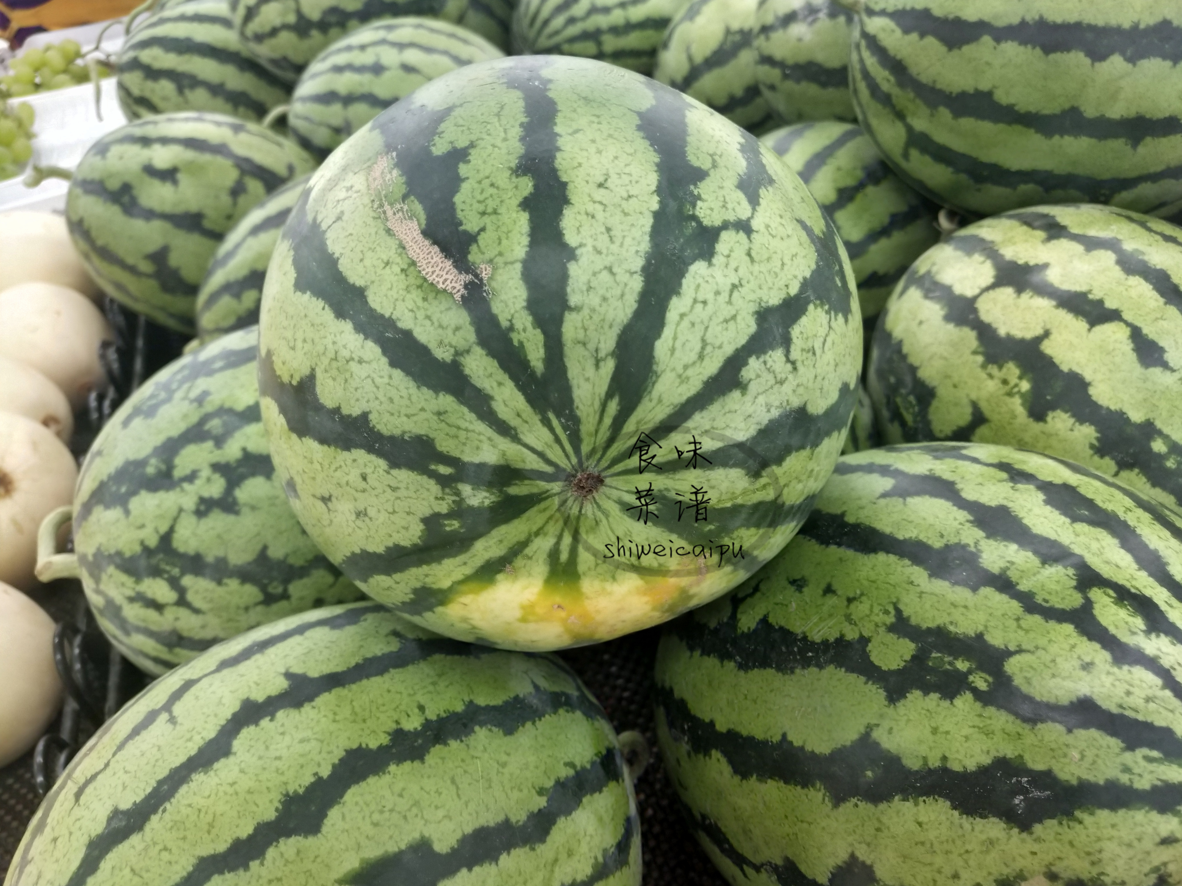 怎么挑西瓜才能挑到又好吃又甜的,西瓜选哪个地方的才更好吃更甜