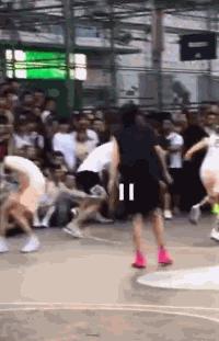 可爱的郭艾伦郭士强撒娇,郭艾伦东单打球跟杨政打招呼