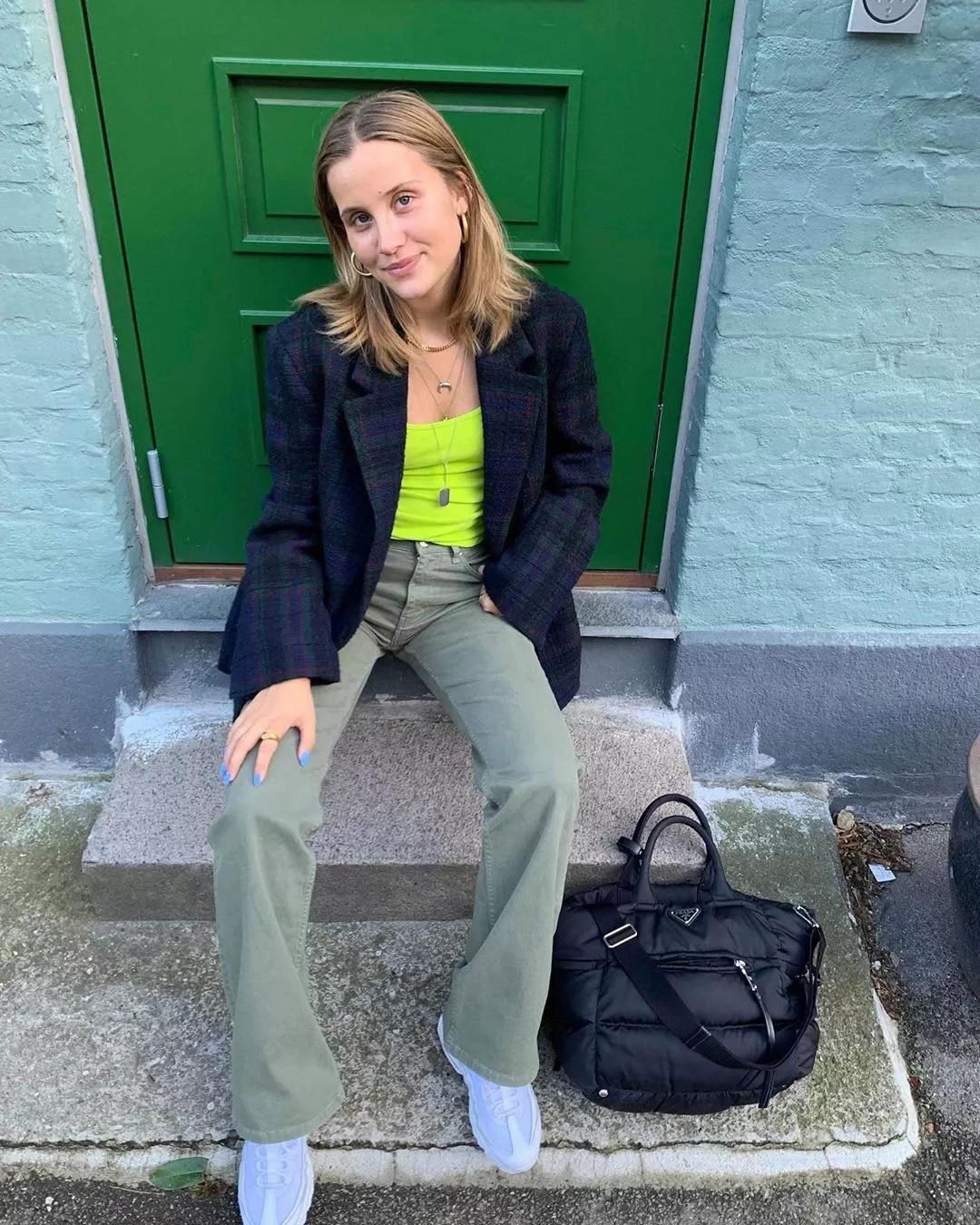 秋冬长款牛仔阔腿裤搭什么鞋好看,显瘦穿搭今年非常火的阔腿裤