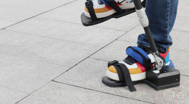 一个人背100斤外卖上楼不叫事,人工智能机器人送餐视频