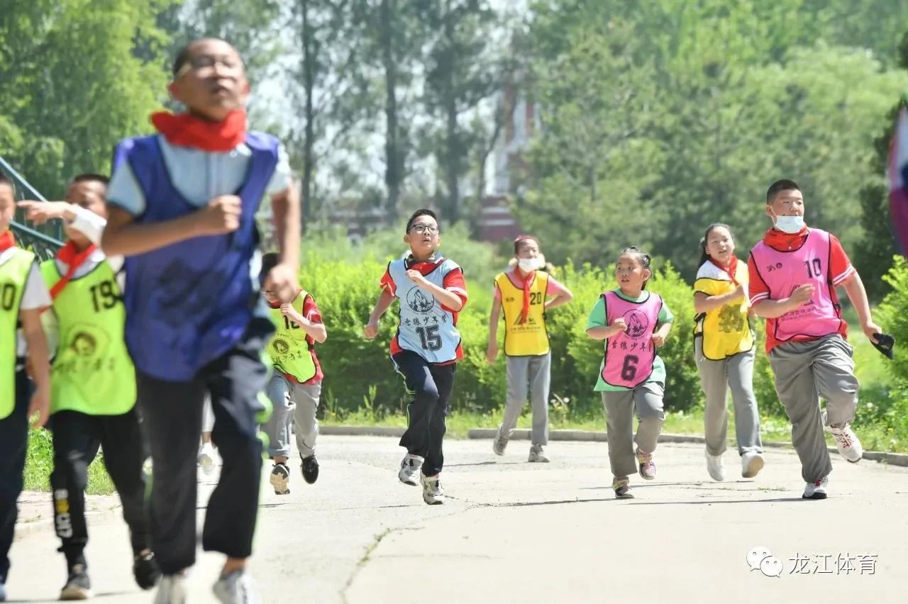 阳光下奔跑的少年视频,阳光下自由奔跑的少年