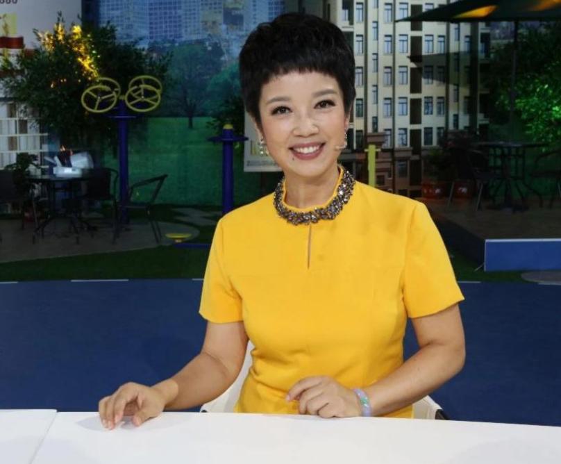 从央视主持人，到23年只饰演周总理夫人，黄薇因4次意外改变命运