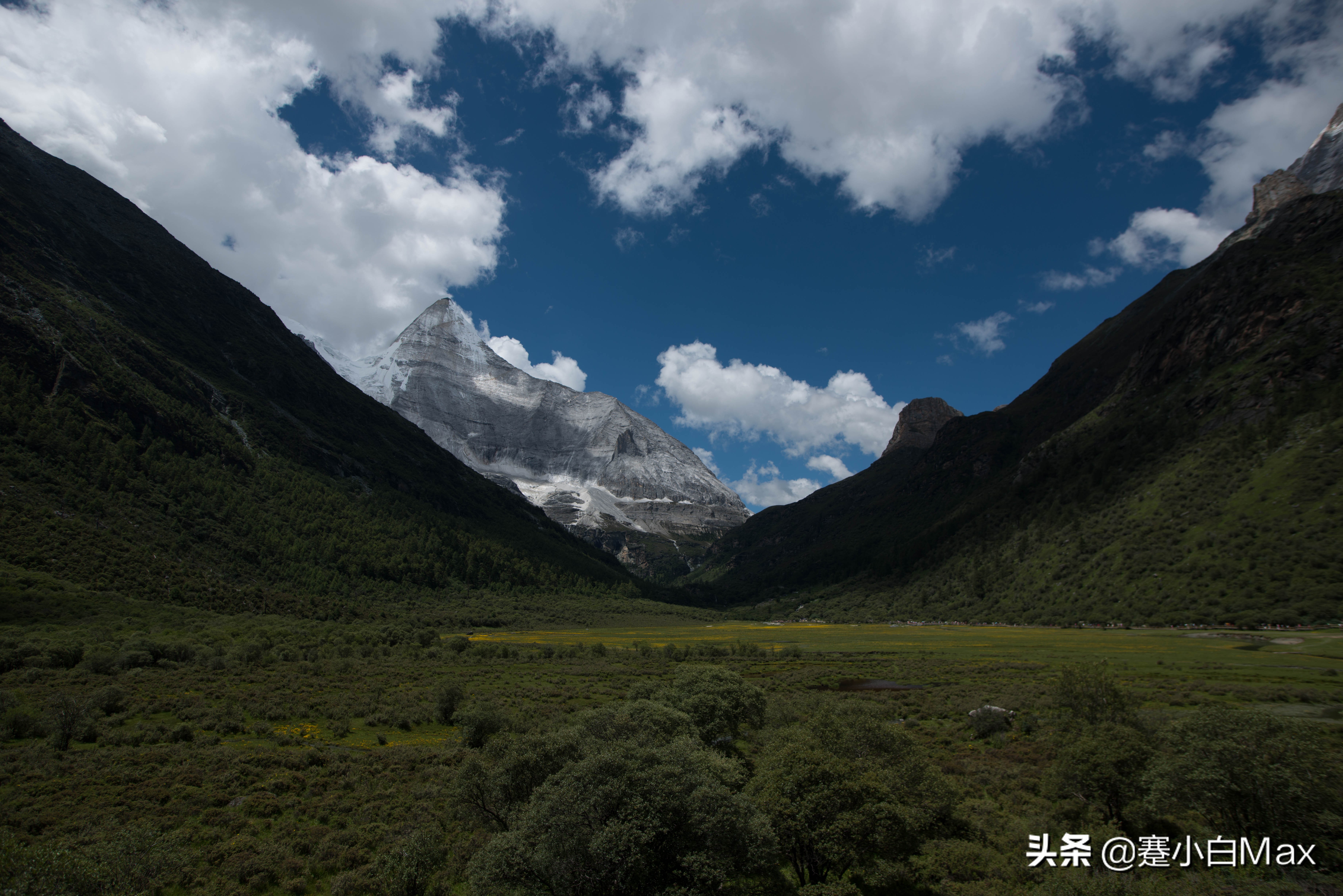 稻城亚丁的文章是谁写的,关于稻城亚丁的一本小说