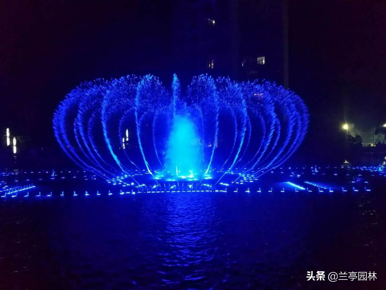 看又大又美丽的喷泉,美丽迷人的喷泉